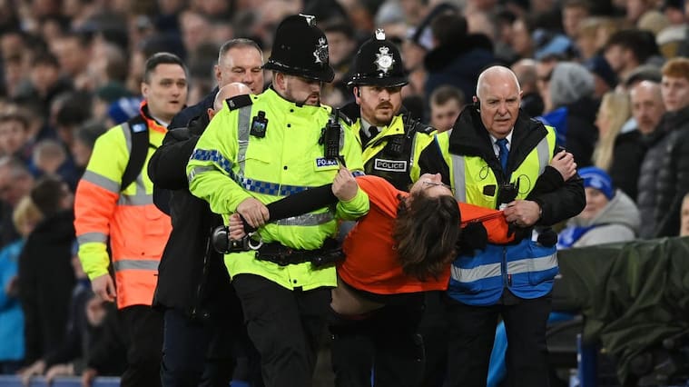 Insólita protesta en la Premier League: ambientalista se amarró a uno de los arcos del Everton-Newcastle