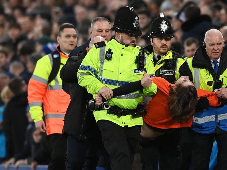 Insólita protesta en la Premier League: ambientalista se amarró a uno de los arcos del Everton-Newcastle