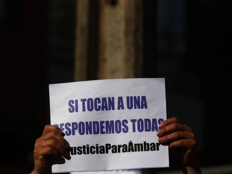 7 DE AGOSTO DE 2020/VIÑA DEL MARVista de un cartel mientras se realiza una protesta en el cuartel de la Brigada de Homicidios de la PDI de Viña del Mar, en donde se encuentra detenido Hugo Bustamante, imputado como presunto autor del crimen de Ambar Cornejo, menor de 16 años encontrada muerta en la casa de su madre en Villa Alemana.
FOTO: LEONARDO RUBILAR CHANDIA/AGENCIAUNO