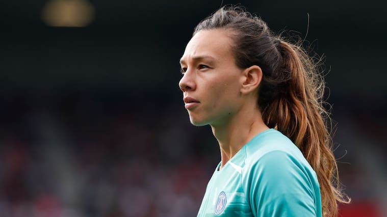 GUINGAMP, FRANCE - SEPTEMBER 21: Christiane Endler #16 of Paris Saint-Germain looks on during the Trophee des Championnes between Olympique Lyonnais and Paris Saint-Germain at Stade du Roudourou on September 21, 2019 in Guingamp, France. (Photo by Catherine Steenkeste/Getty Images)