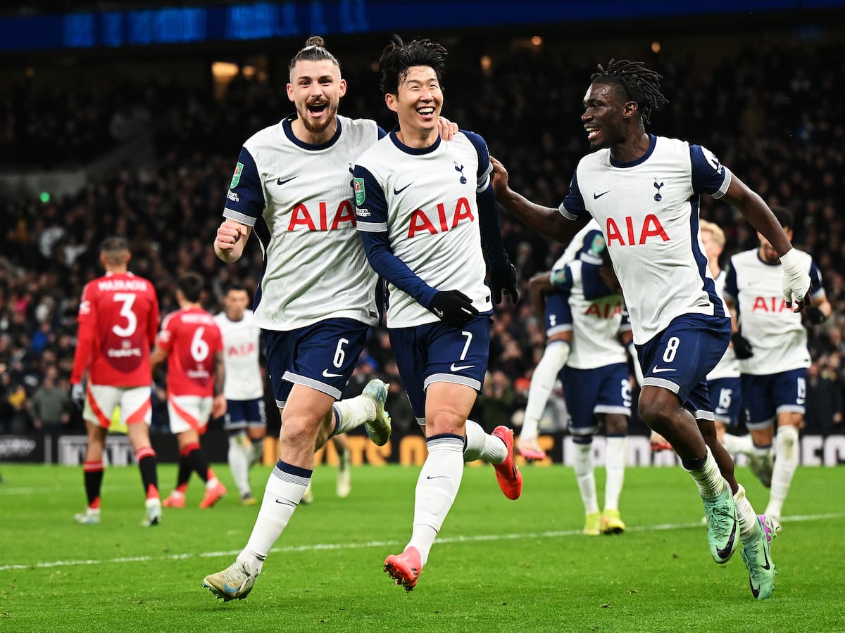 Con golazo olímpico de Son: Tottenham elimina a Manchester United y avanza a semifinales de la Copa de la Liga