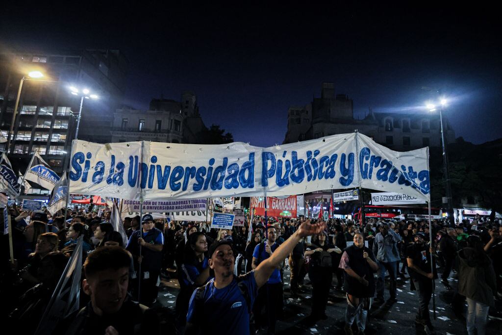 Miles de personas marchan en defensa de la educación pública en Argentina