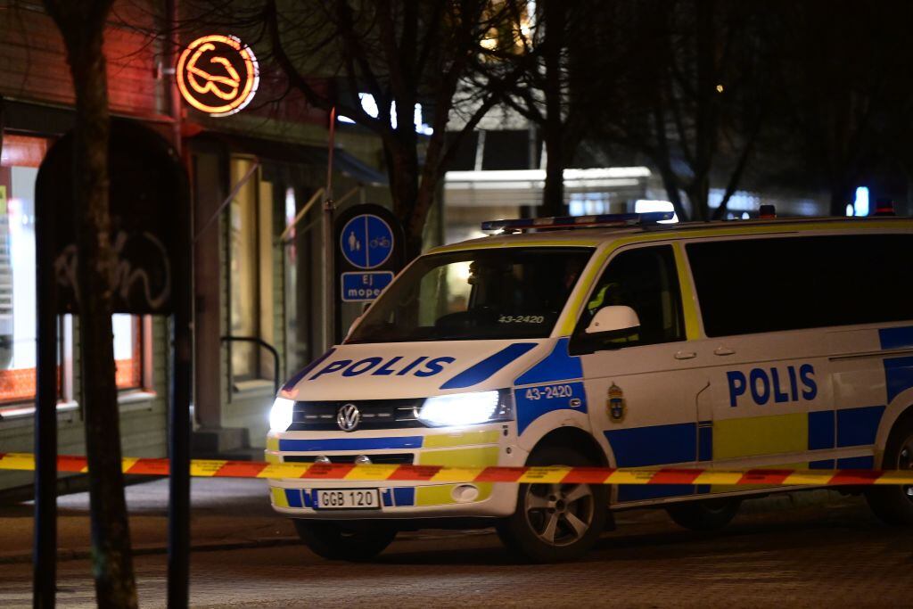 Policías de Suecia vigilan la zona del ataque en Vetlanda