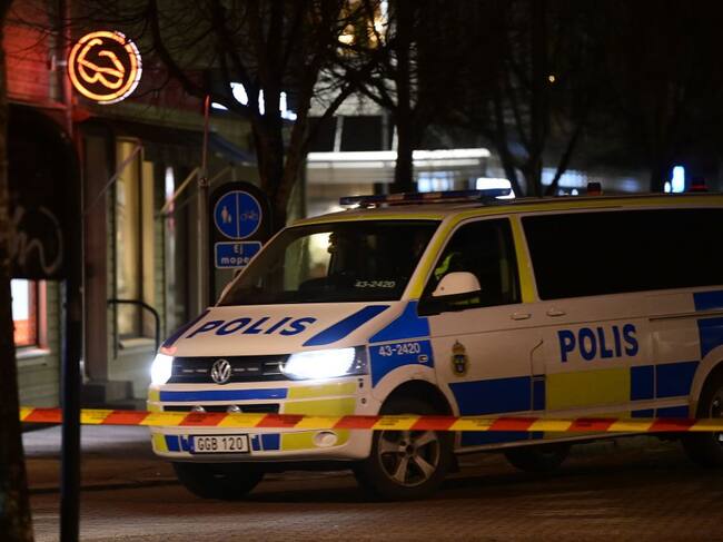 Policías de Suecia vigilan la zona del ataque en Vetlanda