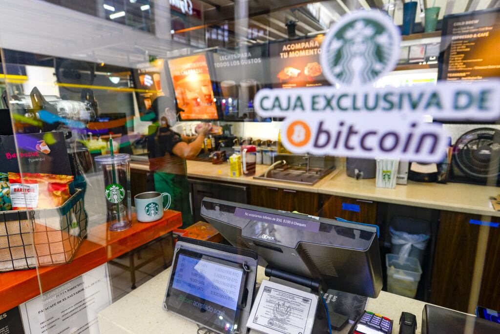 Un cajero exclusivo para bitcoins en una tienda en la ciudad de San Salvador