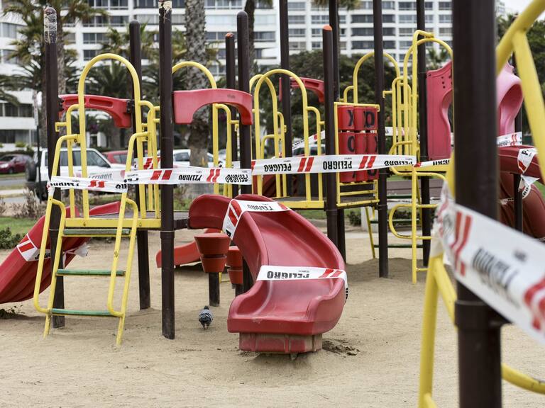 18 DE MARZO DE 2020/VIÑA DEL MARJuegos del borde costero se encuentran clausurados con cinta de "peligro" en un nuevo día de resguardo ante el COVID-19 en que el presidente Sebastian Piñera declarara Estado de Catástrofe para todo el territorio nacional.
FOTO: MIGUEL MOYA/AGENCIAUNO