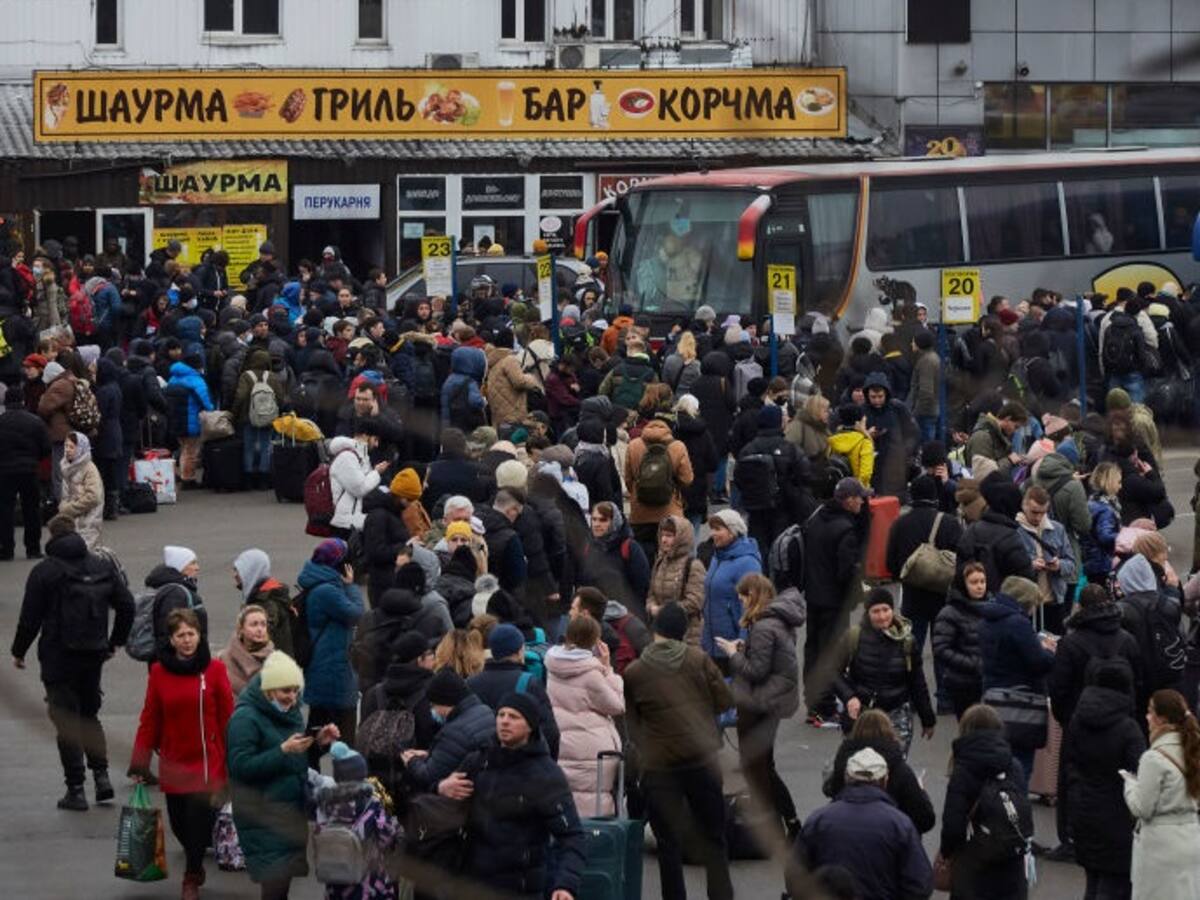 Colapsos en bancos y supermercados en Ucrania tras ataques de Rusia