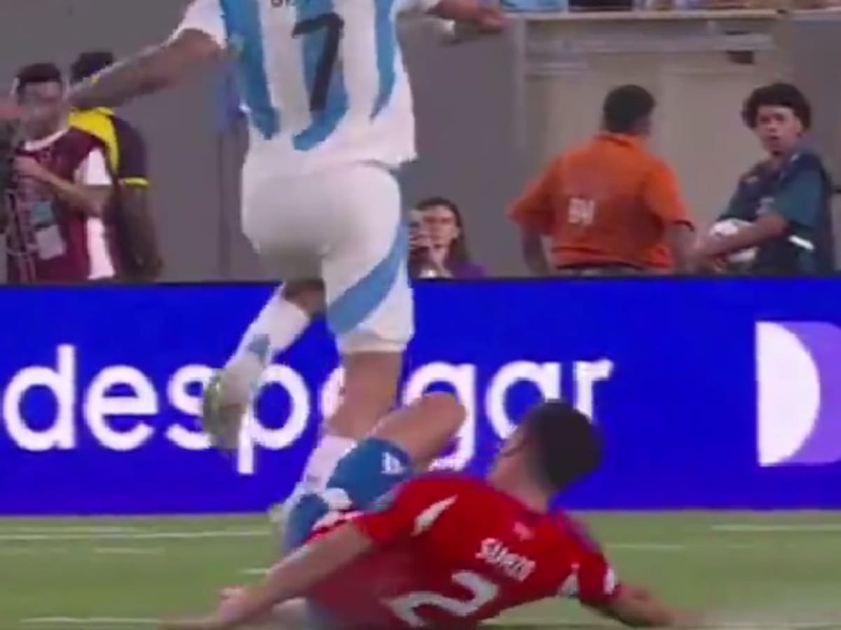 La escalofriante patada en el suelo que le dio Rodrigo De Paul a Gabriel Suazo y que el arbitro dejó sin sanción
