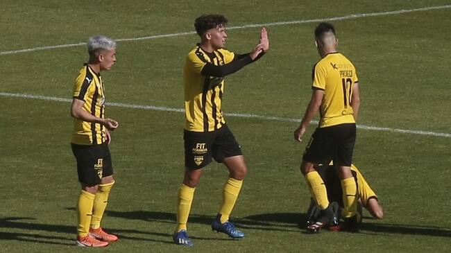 04 de Octubre de 2020/CONCEPCION
Celebracion Fernandez Vial para el 0-2, durante el partido valido por la cuarta fecha del Campeonato de Segunda Division, entre Deportes Concepcion vs Fernandez Vial, disputado en el Estadio Ester Roa.
FOTO:SEBASTIAN BROGCA/AGENCIAUNO