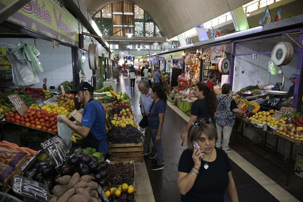 Personas compran en un mercado en Argentina
