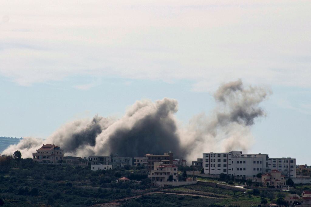 El humo se levanta sobre la villa Tayr Harfa, ubicada en el sur de Líbano, una zona fronteriza que suelen bombardear las fuerzas de Israel.