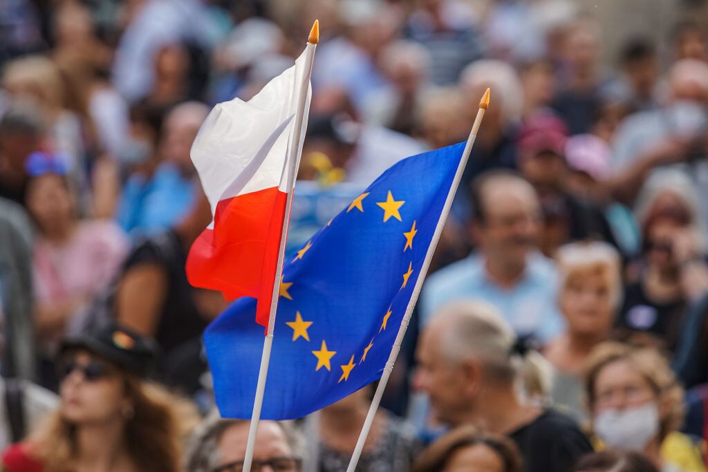 Manifestantes apoyan a la Unión Europea en Polonia