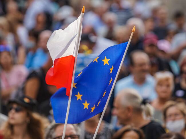 Manifestantes apoyan a la Unión Europea en Polonia