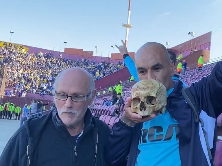 Insólito: hincha de Racing lleva cráneo de su abuelo a la semifinal con Boca