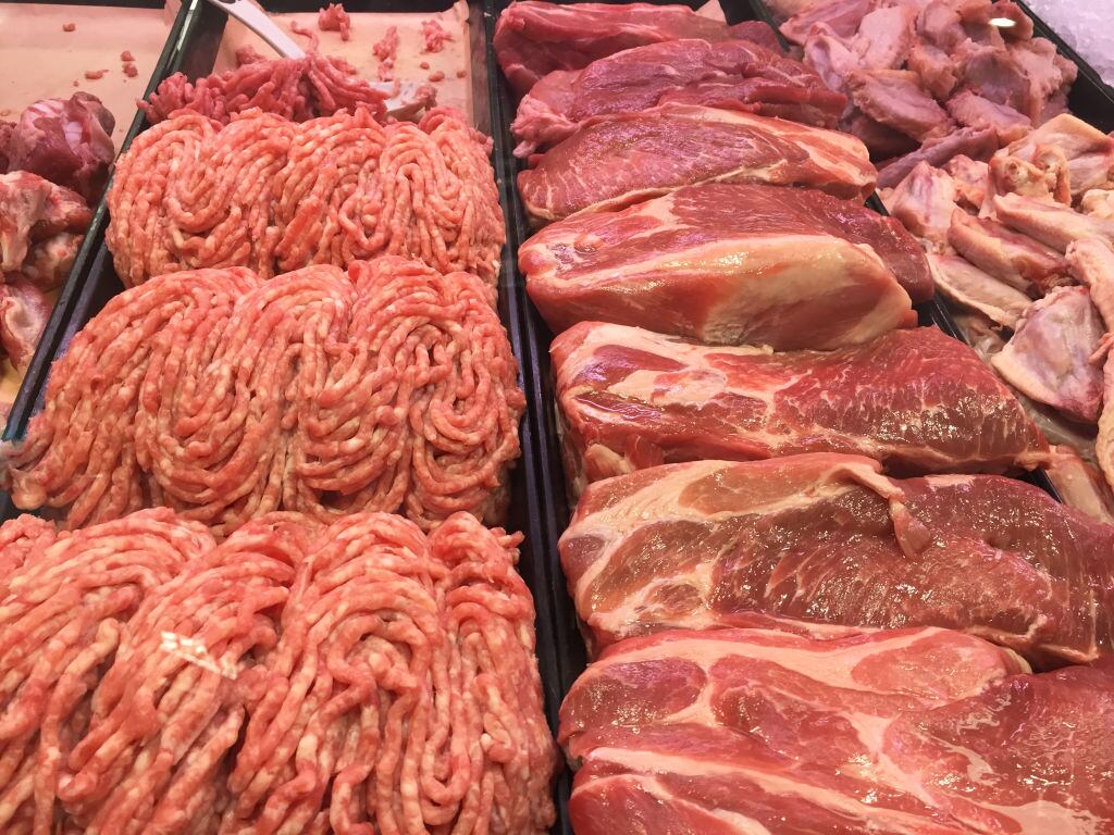 Diferentes tipos de carnes en una tienda en Ontario