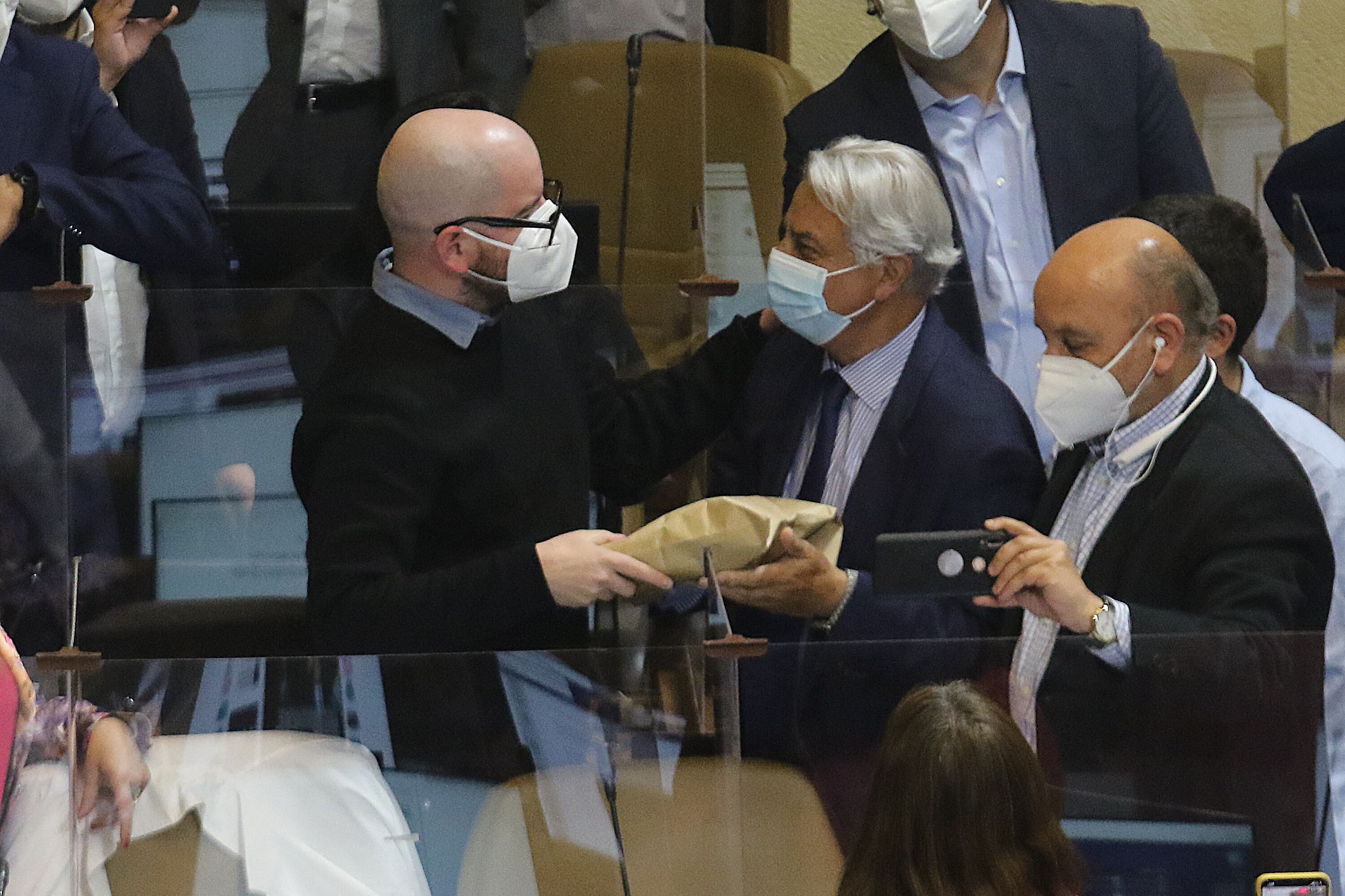 09 DE NOVIEMBRE DE 2021/VALPARAISOLos diputados Giorgio Jackson (i) y Jaime Naranjo (d), durante la Sesión Especial de la Cámara de Diputados, que revisa el fondo de la acusación constitucional en contra del Presidente Sebastián Piñera, a causa de los Pandora Papers.
FOTO: LEONARDO RUBILAR CHANDIA/AGENCIAUNO
