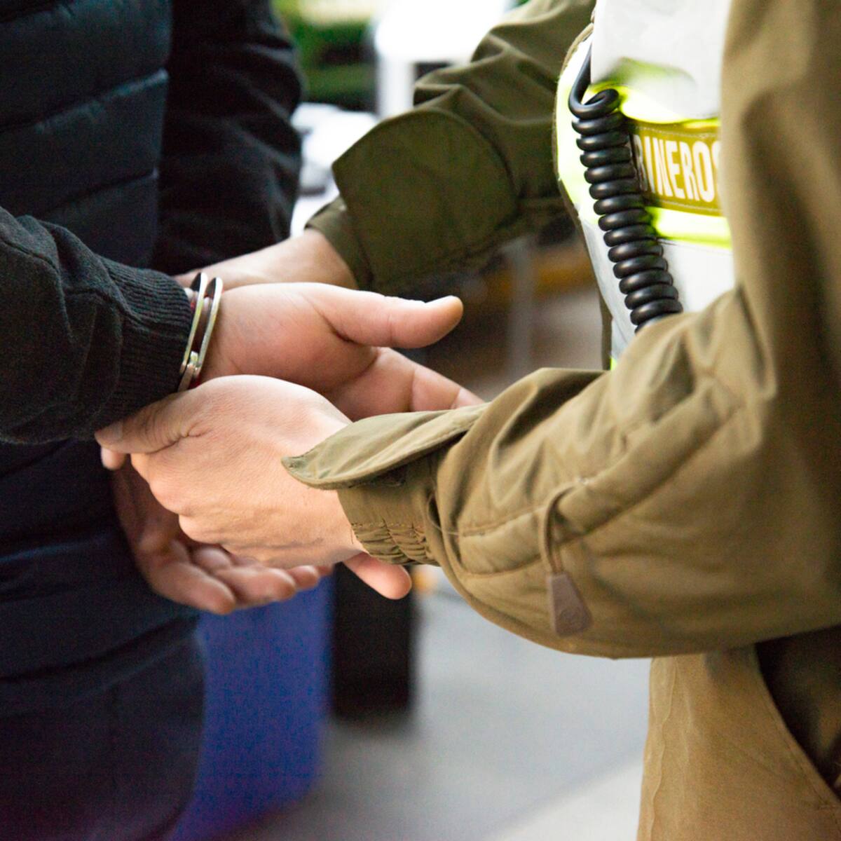 Intentaron ingresar por un forado: detienen a tres sujetos que buscaban robar una caja de compensación en San Joaquín