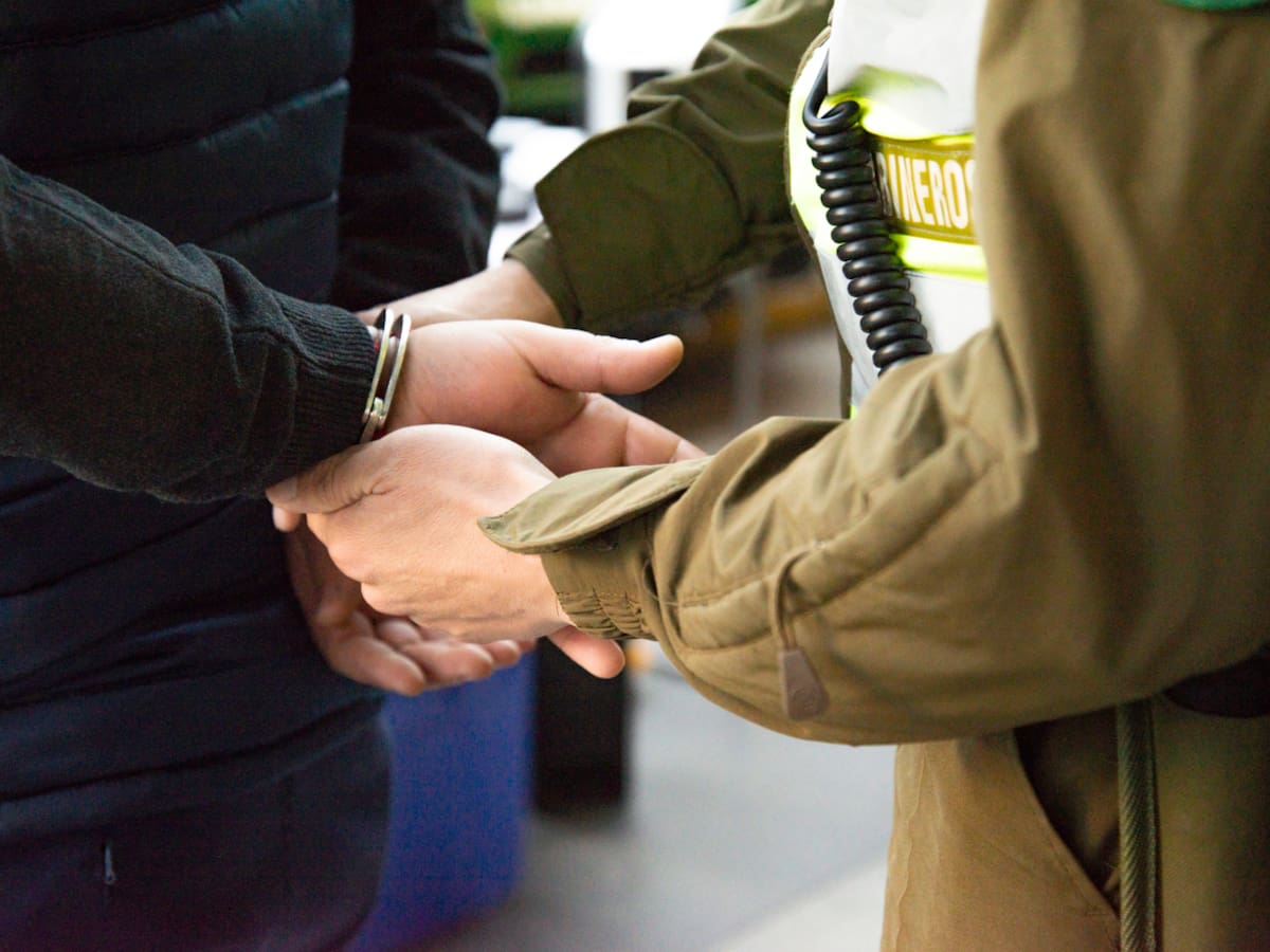 Levantó sospechas tras huir al ver a Carabineros: detienen a sujeto que protagonizaba robos en negocios de Santiago