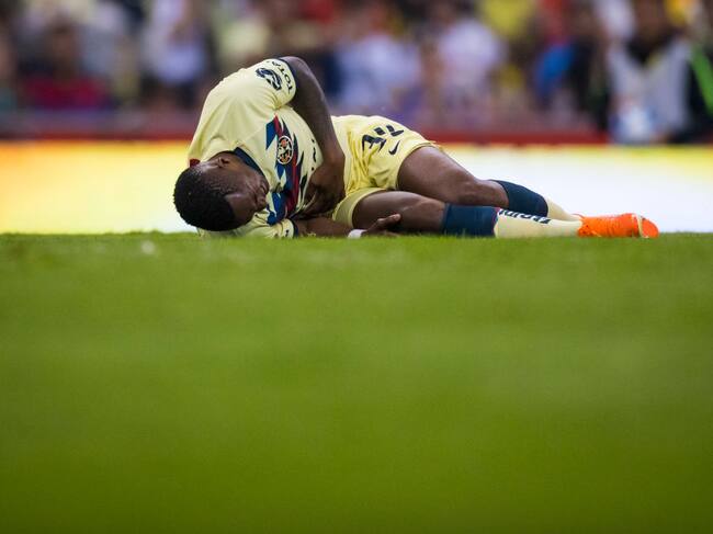 Ibarra tendido en la cancha en el fútbol mexicano