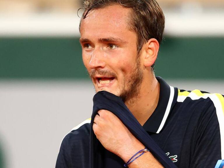 Medvedev sacó por abajo en el último punto y terminó cayendo de manera infartante ante Tsitsipas en Roland Garros