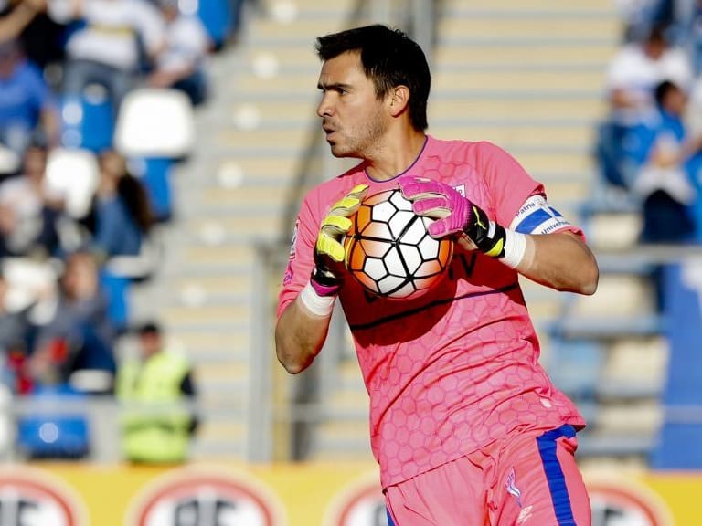 21 de AGOSTO del 2016/SANTIAGOCristopher Toselli(c) ,durante el partido valido por la Cuarta fecha del Campeonato de Apertura SCOTIBANK 2016-2017 entre Universidad Catolica vs Santiago Wanderers , jugado en estadio San Carlos de Apoquindo.
FOTO:FRANCISCO LONGA/AGENCIAUNO