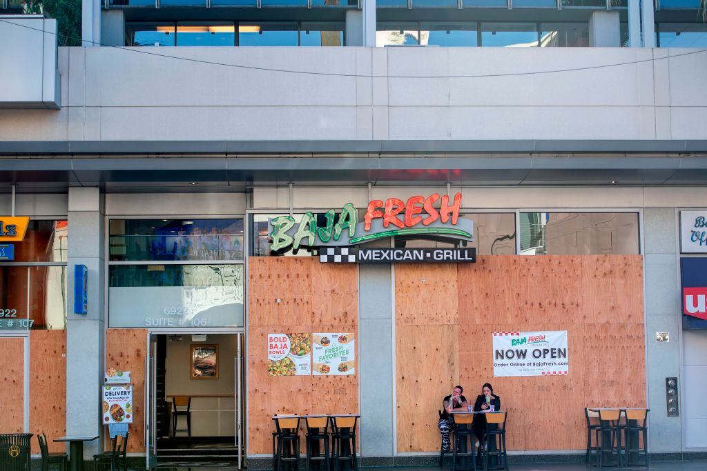 Restaurant ofrece comida al exterior por la pandemia en Hollywood