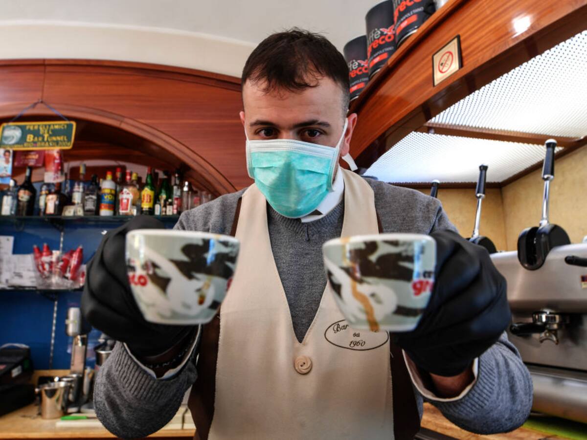 Donan más de 17 millones a trabajador de cafetería funado por negarse a atender cliente sin mascarilla