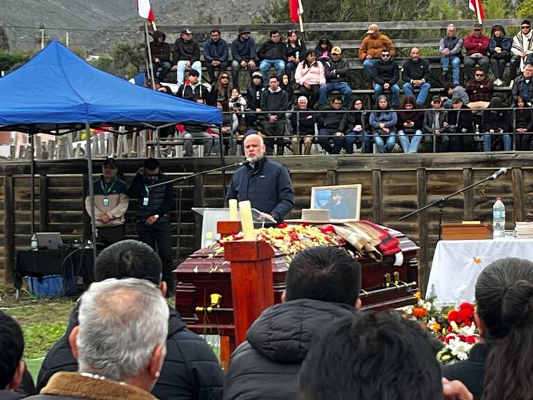 “Hablamos varios detalles”: ministro Elizalde visita a la familia de uno de los mineros fallecidos en El Teniente