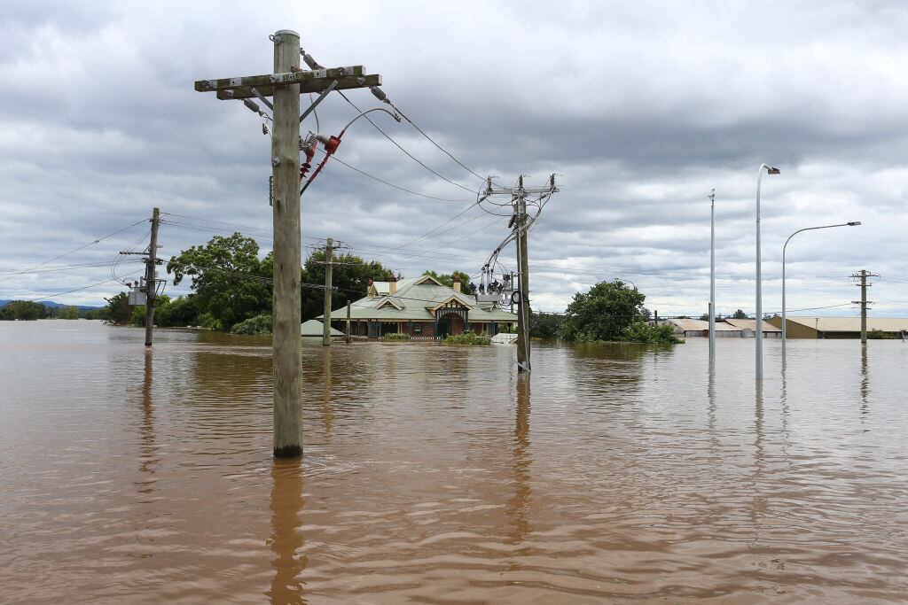 Desborde de un río inunda una calle y deja en el agua una casa en Windsor
