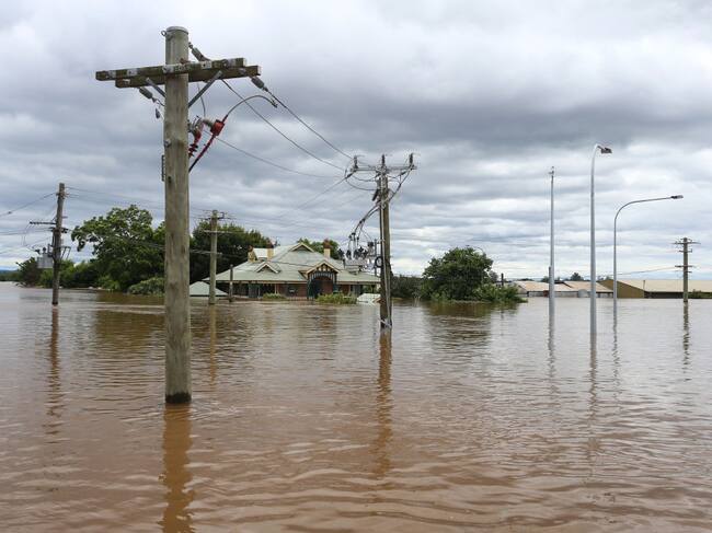 Desborde de un río inunda una calle y deja en el agua una casa en Windsor