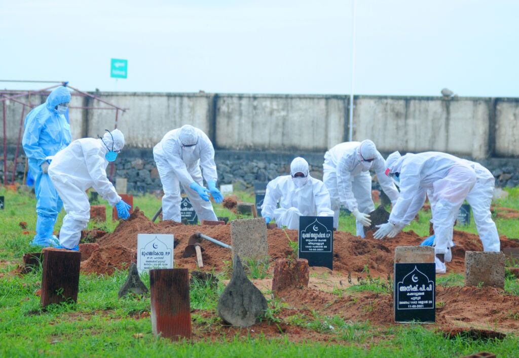 Trabajadores de un cementerio realizan un funeral en Kozhikode
