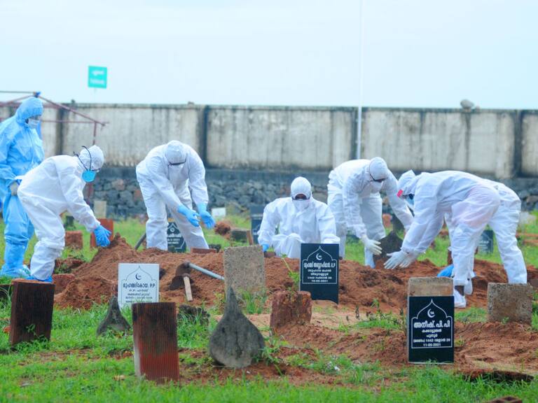 Trabajadores de un cementerio realizan un funeral en Kozhikode