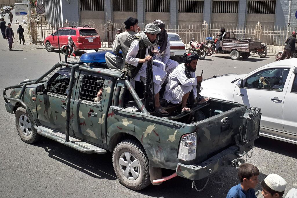Paramilitares talibanes pasean por las calles tras la captura de Kandahar