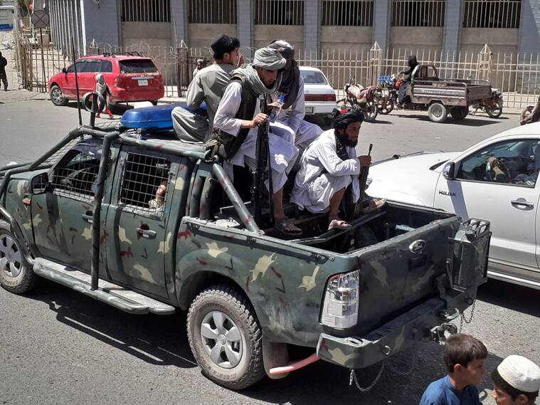 Paramilitares talibanes pasean por las calles tras la captura de Kandahar