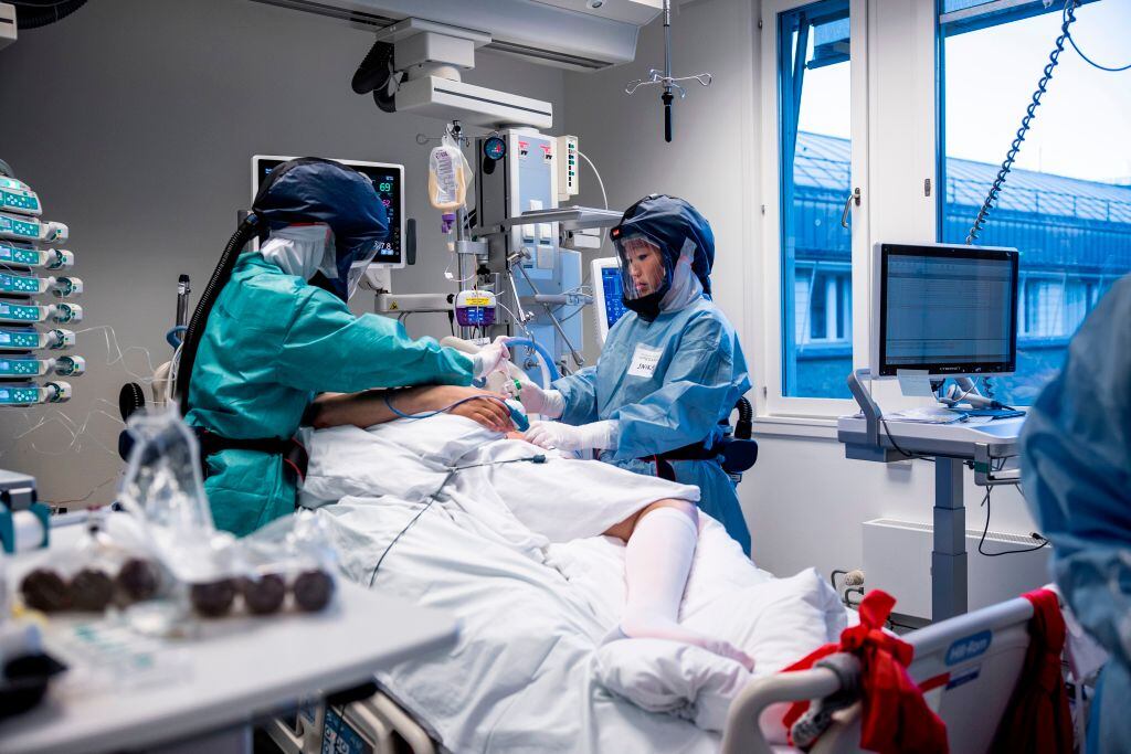 Equipo médico asiste a un paciente con covid-19 en un hospital de Oslo