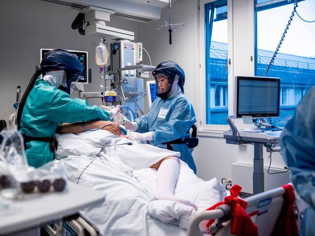 Equipo médico asiste a un paciente con covid-19 en un hospital de Oslo