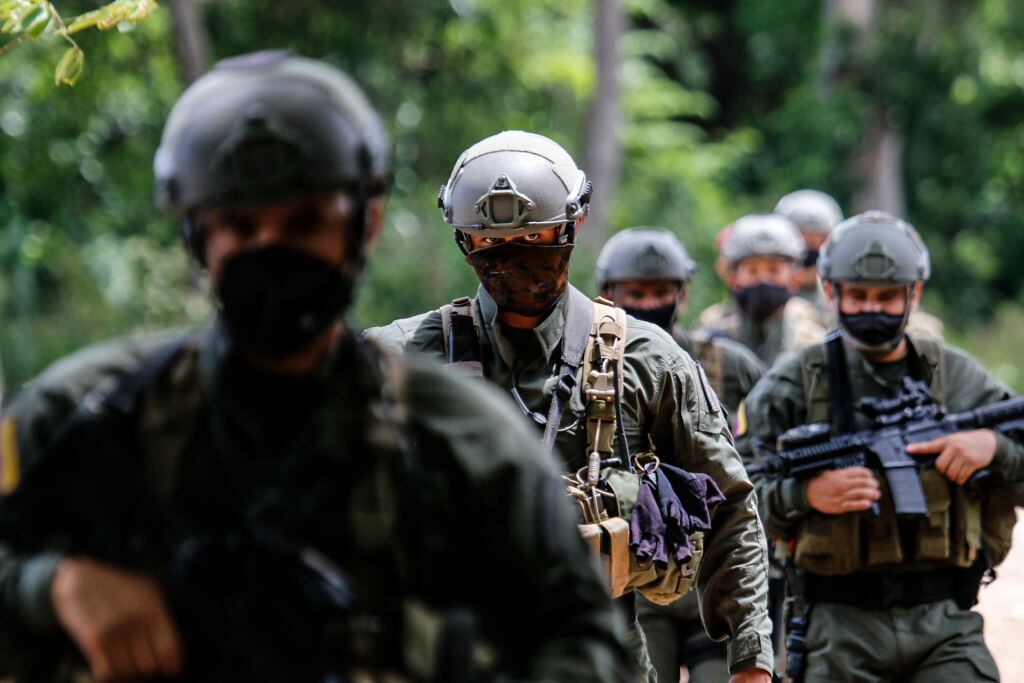 Soldados del ejército colombiano patrullan una frontera