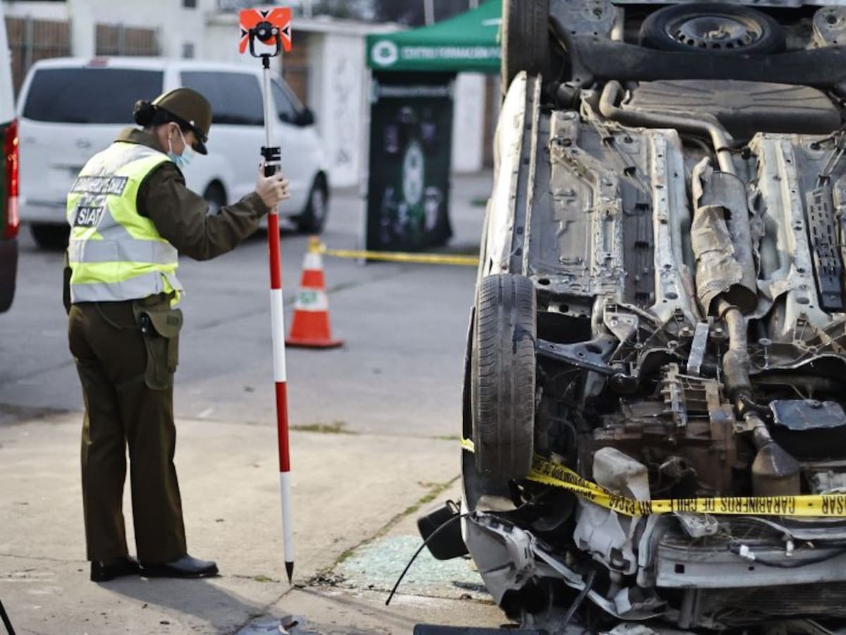 Conductor que manejaba contra el tránsito provocó impresionante accidente en Santiago: volcó a otro vehículo y huyó