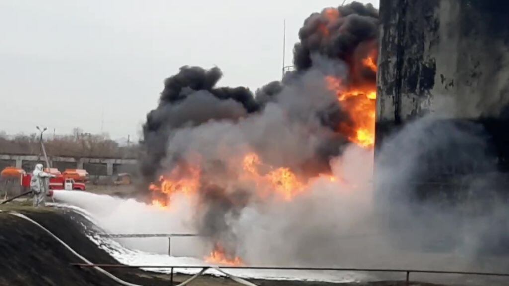 Bomberos intentan apagar el fuego tras el ataque al depósito de crudo en Bélgorod