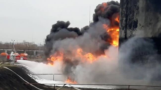 Bomberos intentan apagar el fuego tras el ataque al depósito de crudo en Bélgorod