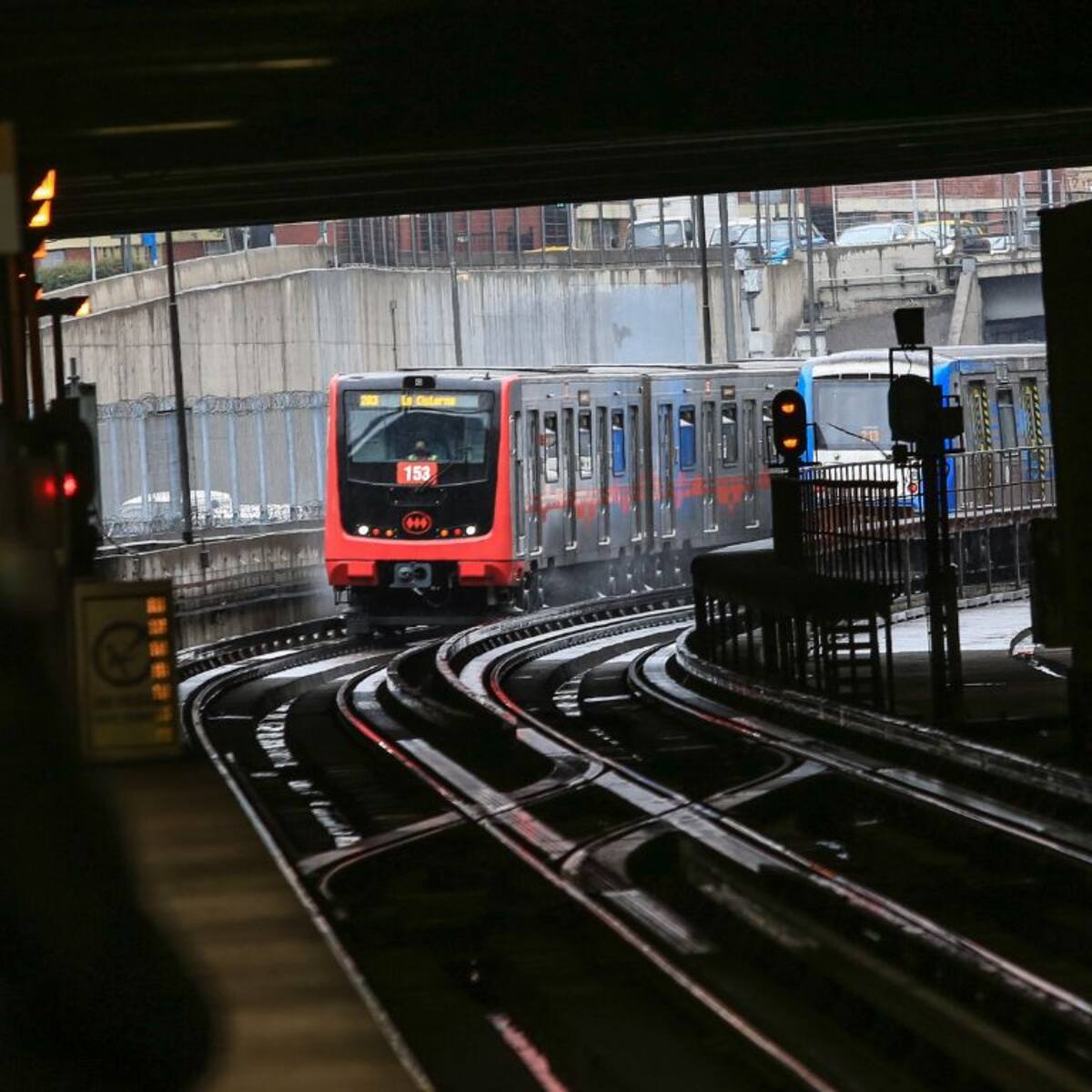 Metro activa plan por lluvias en Santiago: trenes circulan con velocidad reducida en dos líneas