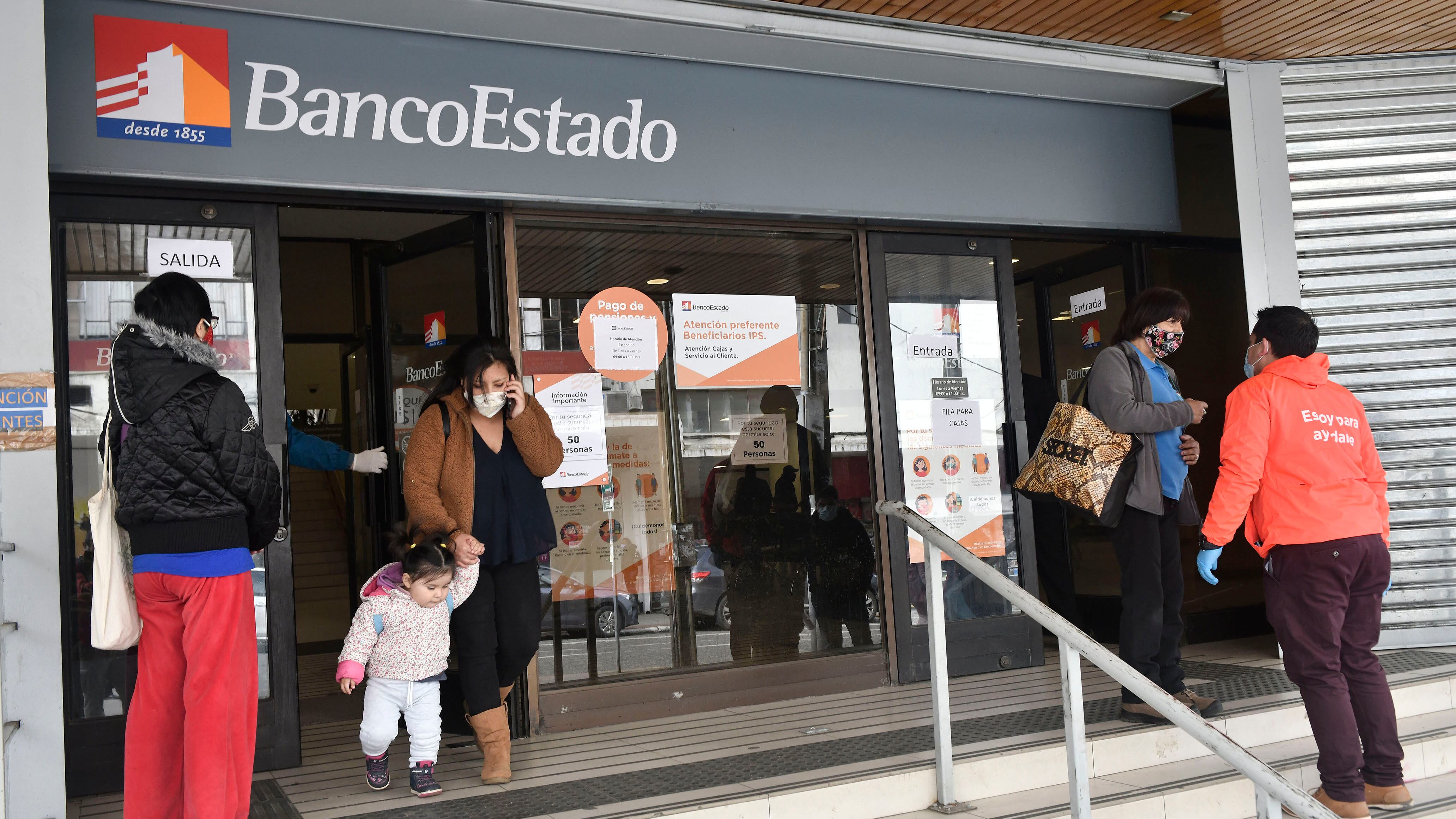 06 Septiembre 2020 / VALDIVIA Largas filas en el Banco Estado sucursal Valdivia por la demora de atención debido al virus malicioso que entro en su sistema. FOTO. MIGUEL ANGEL BUSTOS / VALDIVIA