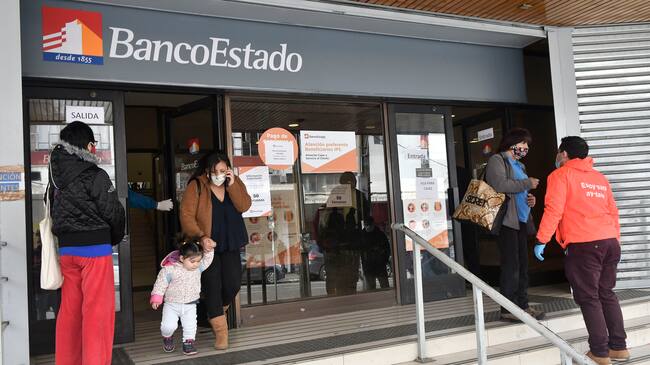 06 Septiembre 2020 / VALDIVIA Largas filas en el Banco Estado sucursal Valdivia por la demora de atención debido al virus malicioso que entro en su sistema. FOTO. MIGUEL ANGEL BUSTOS / VALDIVIA