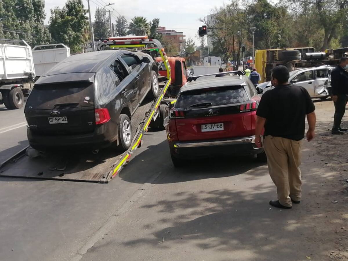 Camión con escombros volcó en Las Condes: cinco automóviles más resultaron afectados