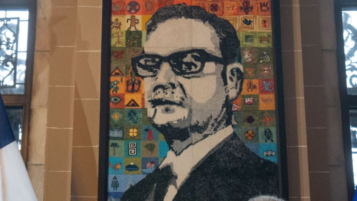 Nuevo flanco para Cancillería: retrato de Salvador Allende en la OEA es retirado y genera críticas