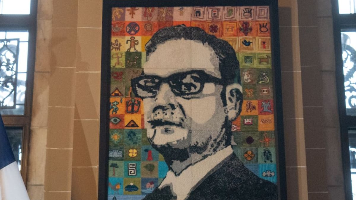Nuevo flanco para Cancillería: retrato de Salvador Allende en la OEA es retirado y genera críticas