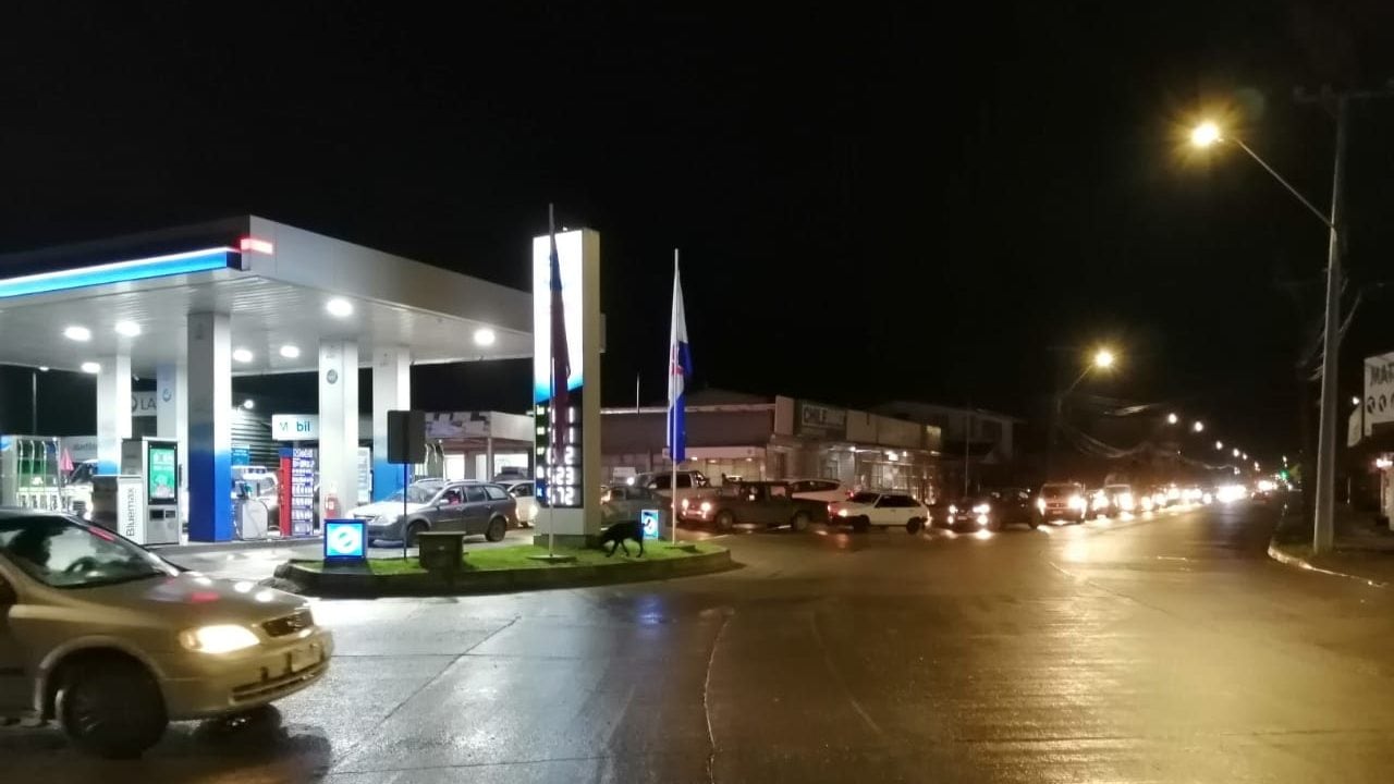 Largas filas en estaciones de servicio