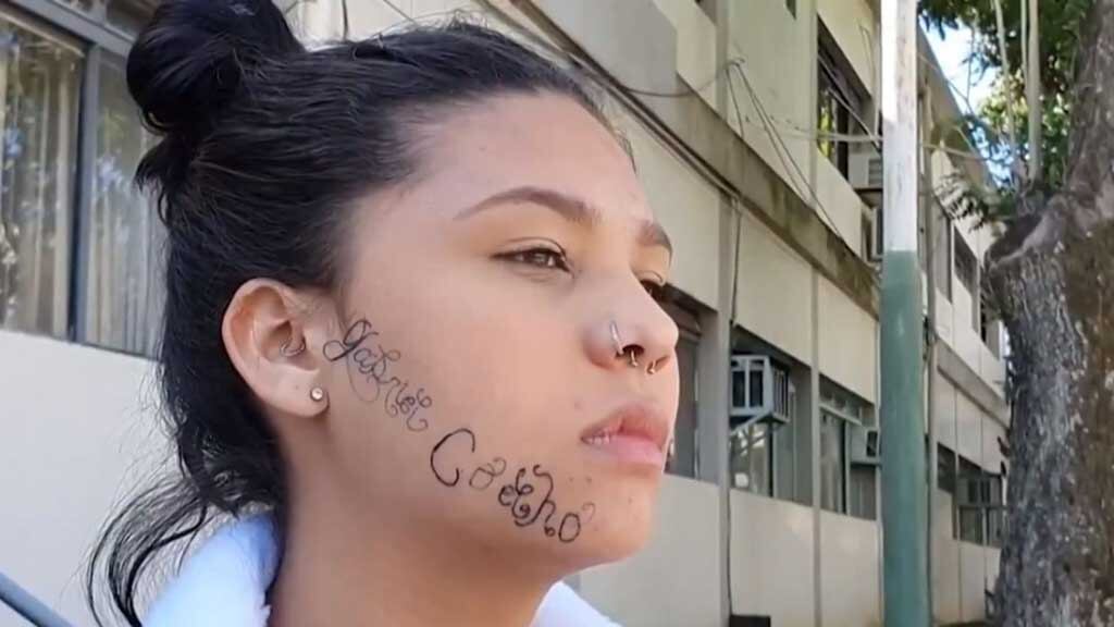 Lleva tatuaje de su ex en el rostro