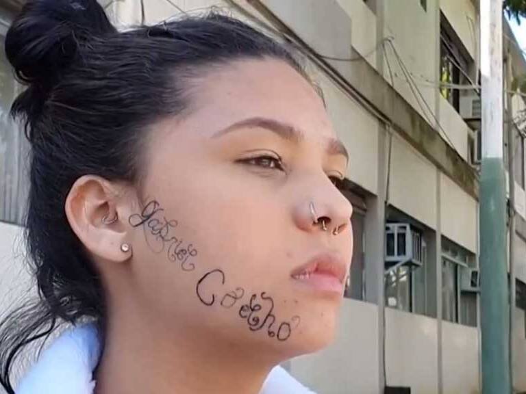 Lleva tatuaje de su ex en el rostro