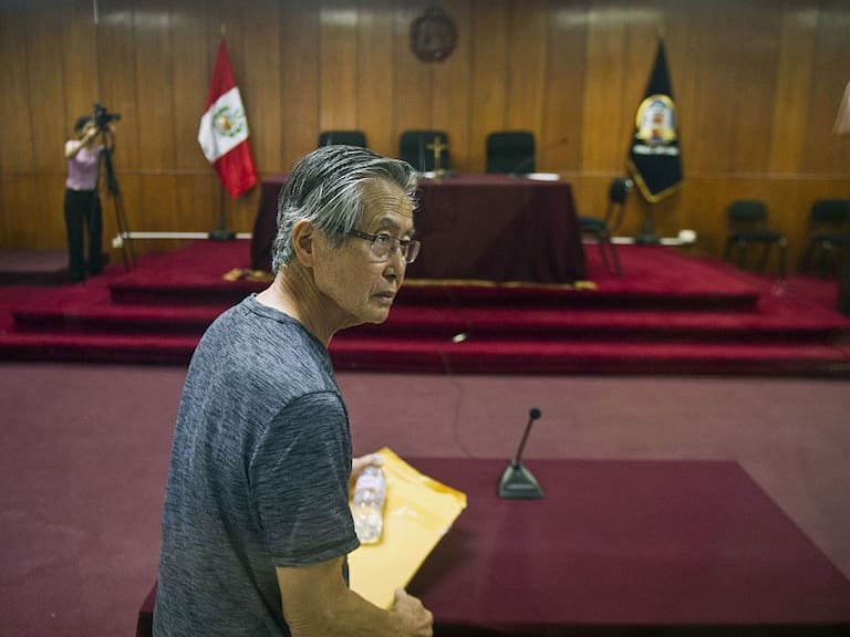Alberto Fujimori escucha un veredicto en un tribunal peruano en 2015